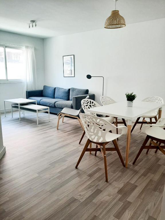 salon z kanapą, stołem i krzesłami w obiekcie DV Properties Residencial Apartment #P4F2 w Maladze