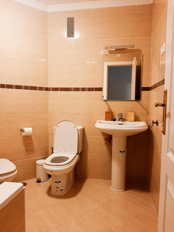 łazienka z toaletą i umywalką w obiekcie DV Properties Residencial Apartment #P4F2 w Maladze
