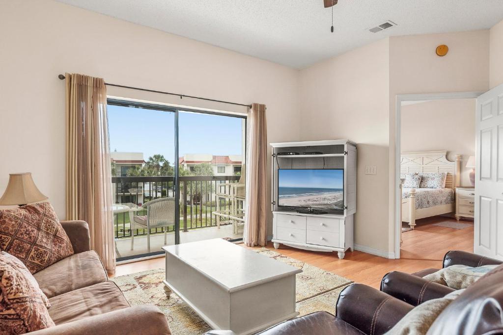 - un salon avec un canapé et une télévision dans l'établissement Ocean Village Club Q32, 2 Bedrooms, Sleeps 6, Ocean View, Pet Friendly, à Butler Beach