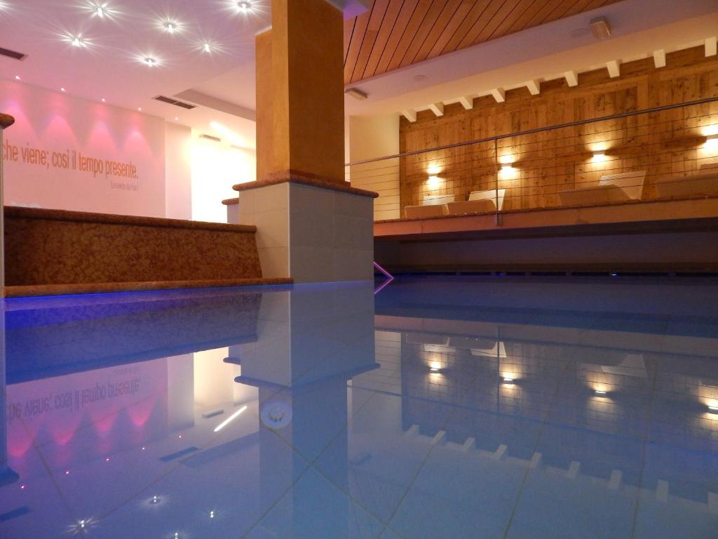 una piscina con luces en un edificio en Hotel Ideal en Madonna di Campiglio