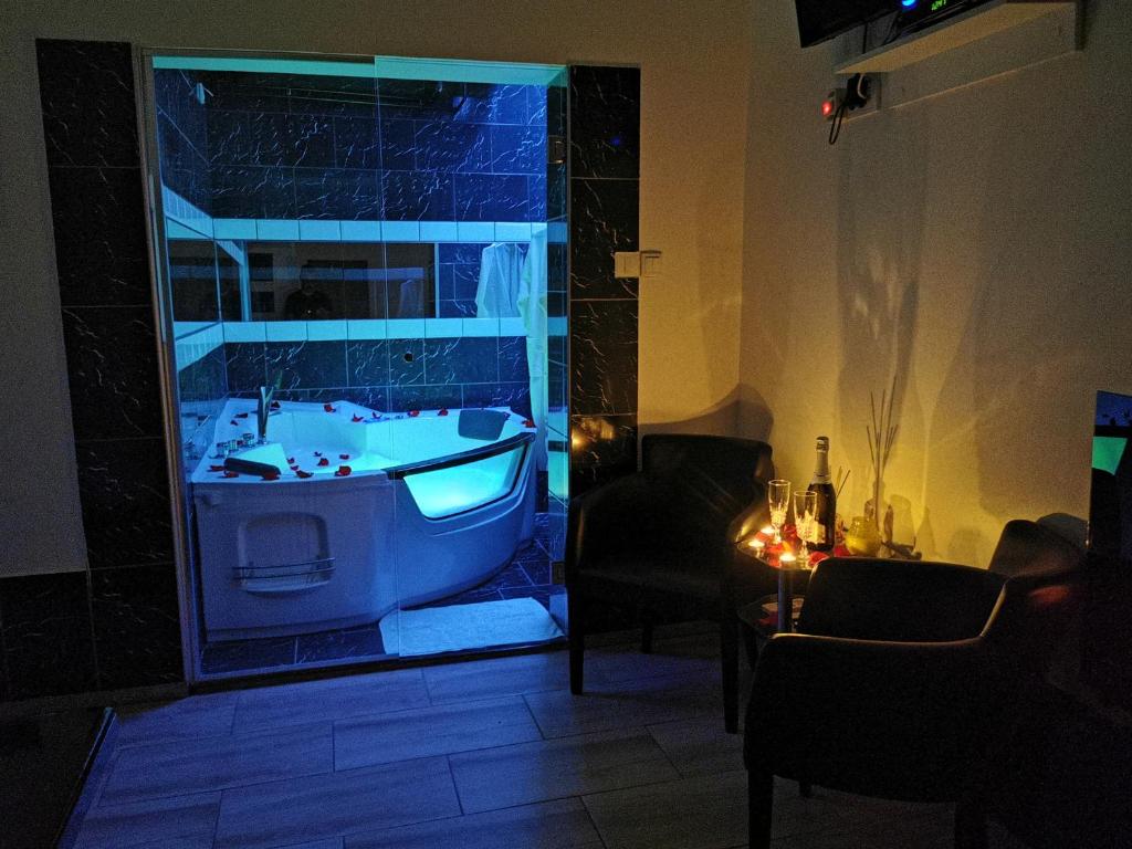 un ampio bagno con vasca in una stanza di Apartments Take a Break Novi Sad a Novi Sad