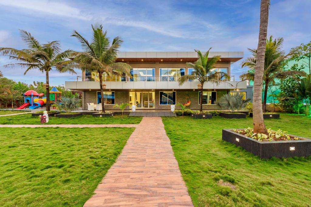 SaffronStays Palm Paradise, Kalyan Khadavli - swimming pool with water slides, gazebo and indoor games - Villa Con Piscina Privada