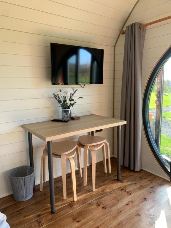 TV a/nebo společenská místnost v ubytování Laurel Farm Glamping