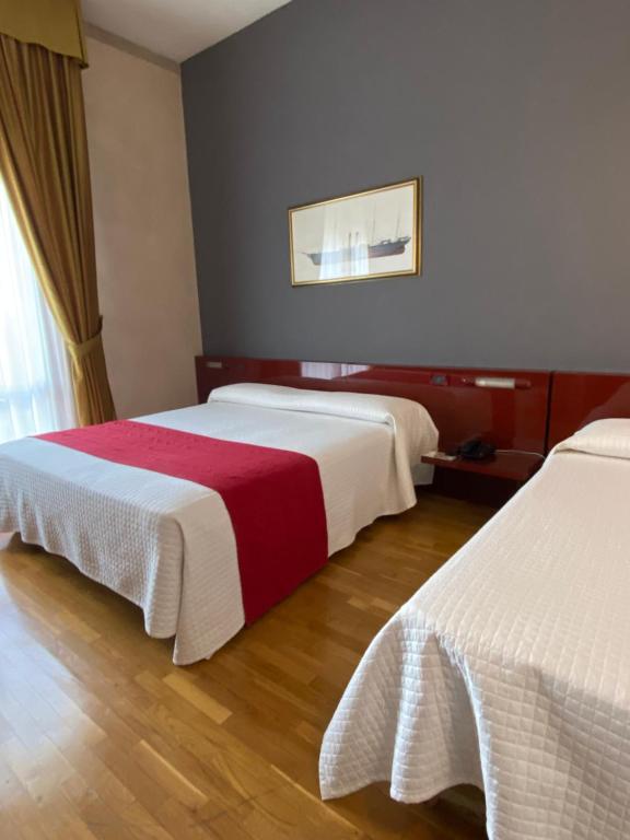 Hotel Master - King Room With Roll-In Shower - Disability Access