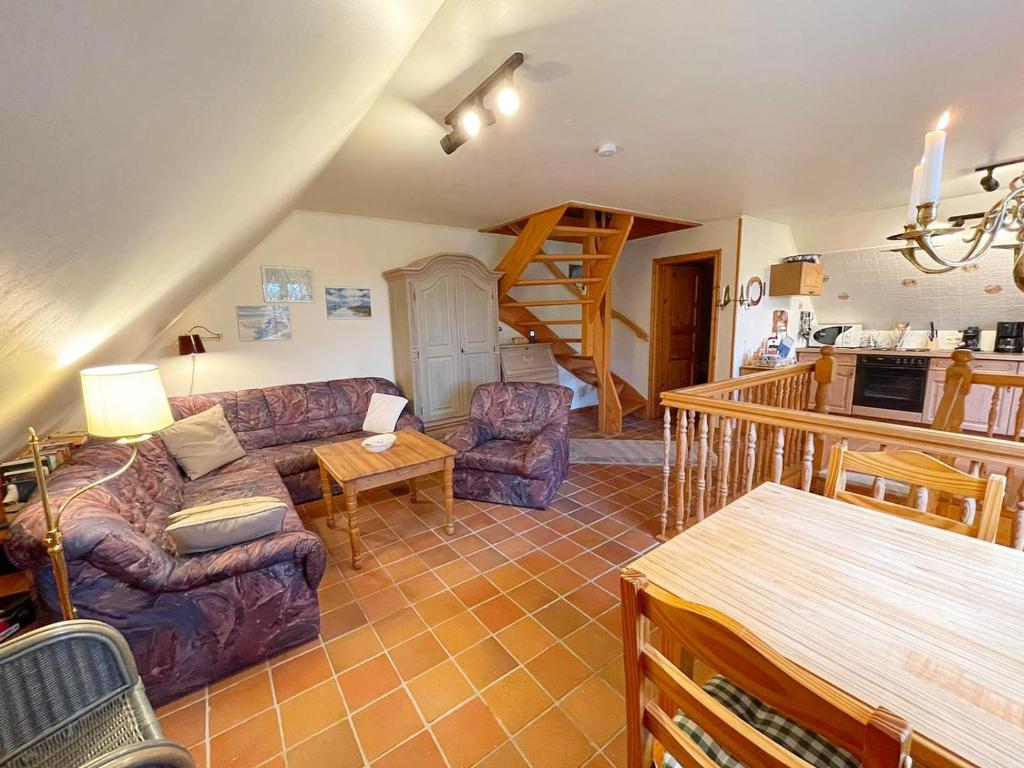 uma sala de estar com um sofá e uma cozinha em Hooger Wal 19 Morsumer Kliff em Morsum