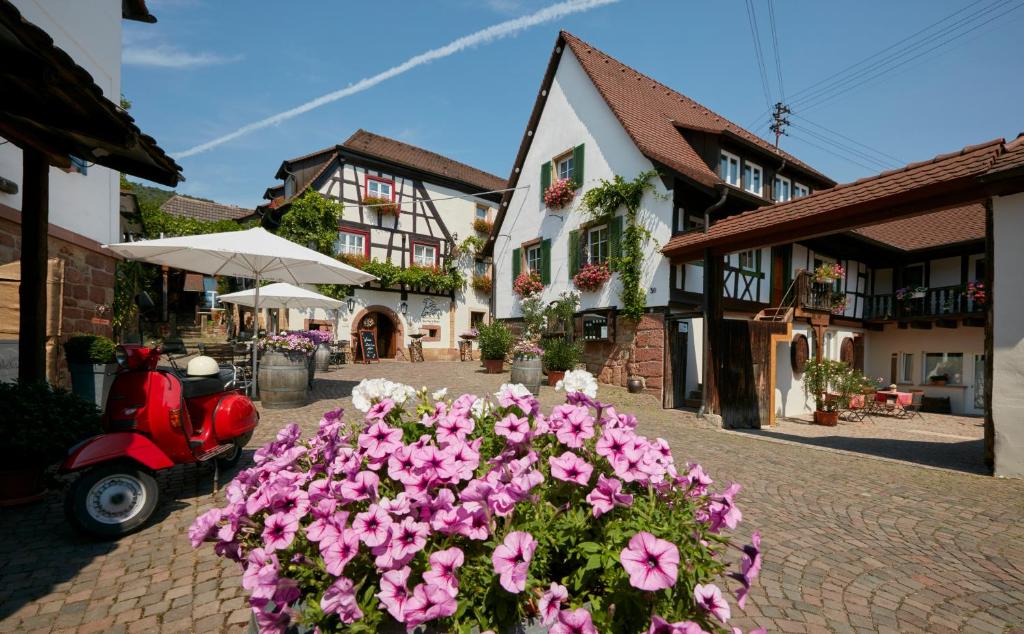 un ramo de flores rosas en una calle de ladrillos en Gasthof Zum Lam, en Gleiszellen-Gleishorbach