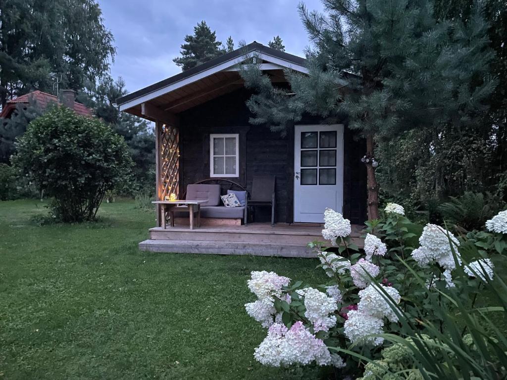 uma pequena cabina com um banco e uma mesa num quintal em Teeveere Summer House em Treimani