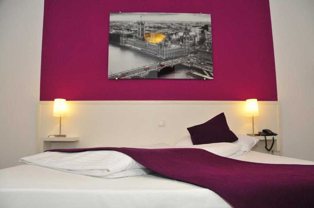 Postel nebo postele na pokoji v ubytování Hotel zum Brunnen