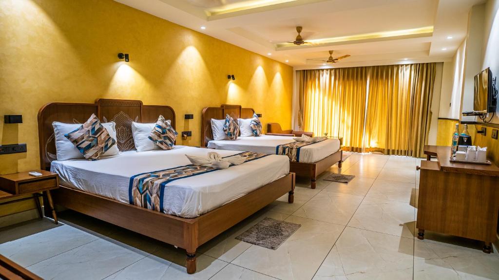 Postel nebo postele na pokoji v ubytování Hotel Sonar Bangla Tarapith