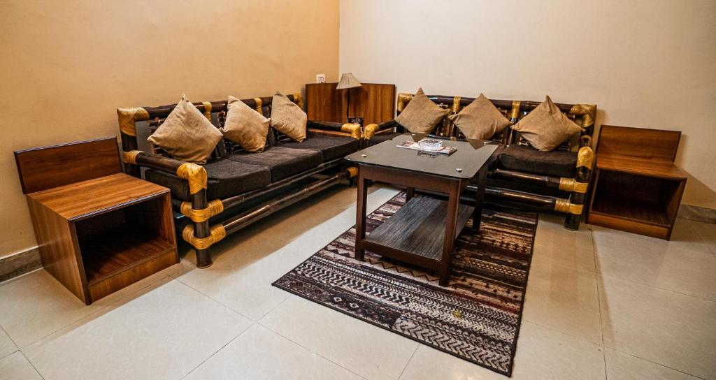 Posezení v ubytování Hotel Sonar Bangla Tarapith