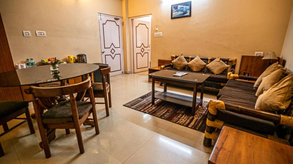 Posezení v ubytování Hotel Sonar Bangla Tarapith