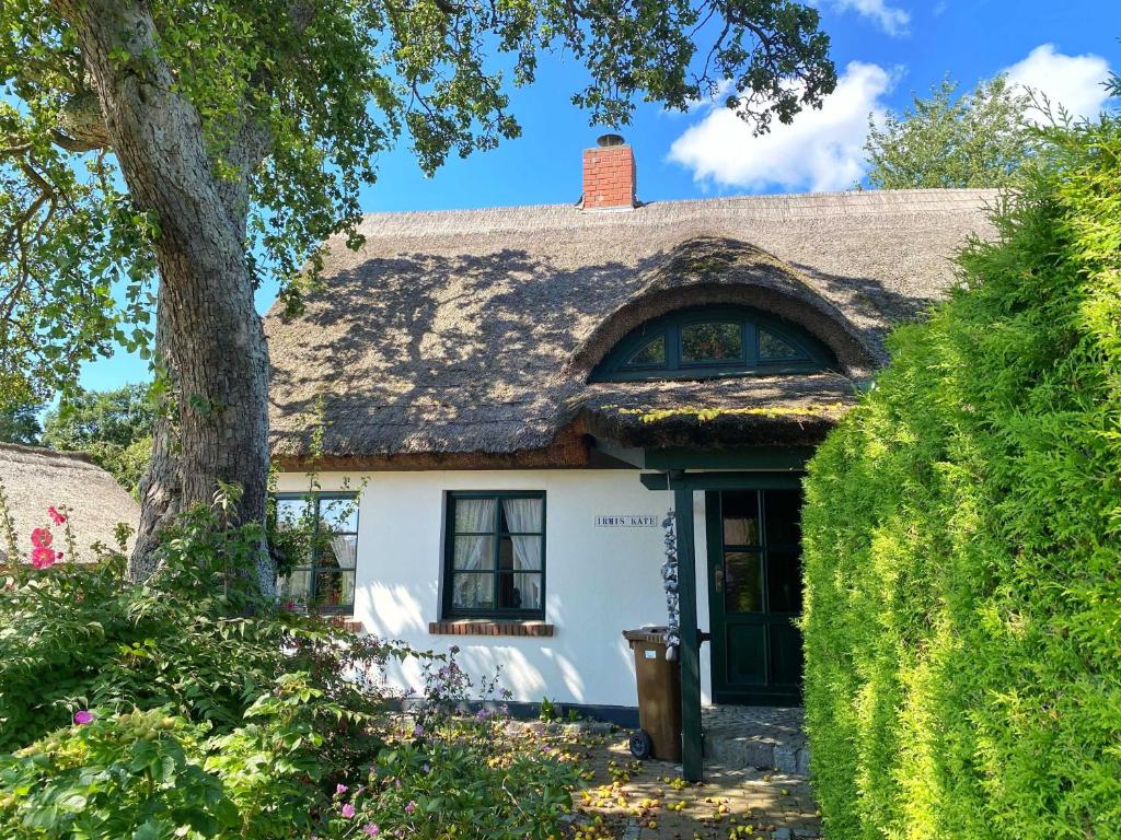 a white cottage with a thatched roof at Gross Stresow Irmi s Kate RZV in Groß Stresow