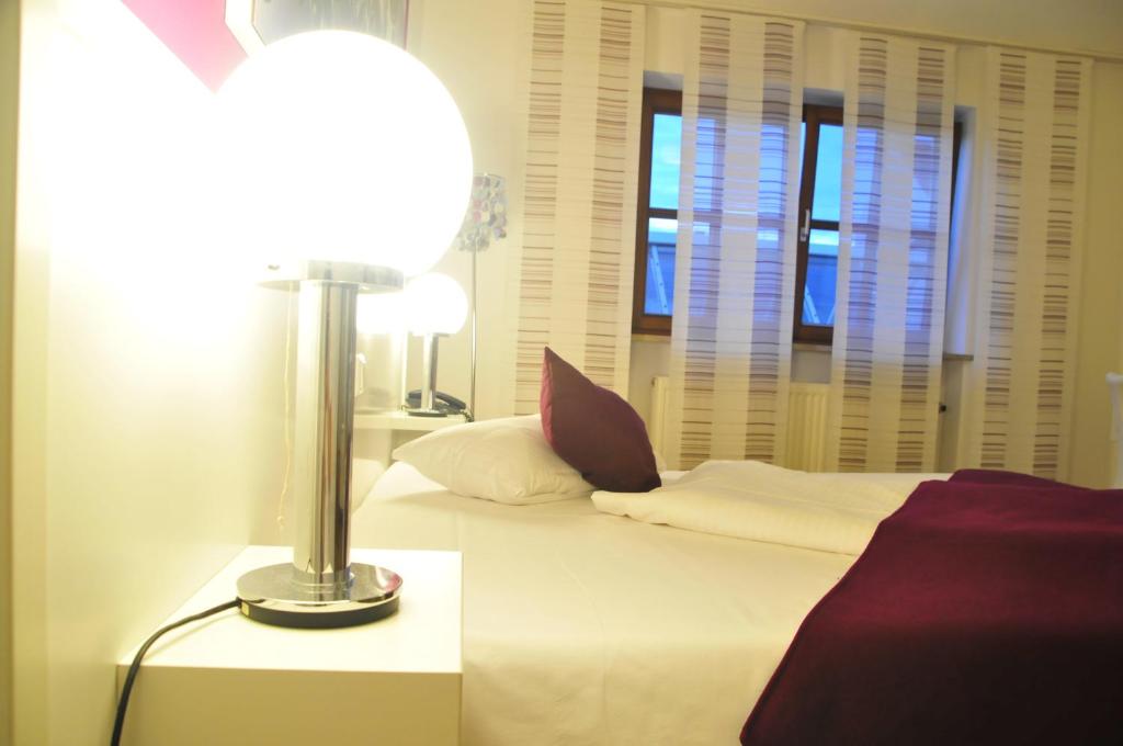 Postel nebo postele na pokoji v ubytování Hotel zum Brunnen