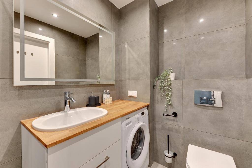 Aura 40 City Center & Free Parking by Downtown Apartments - 16