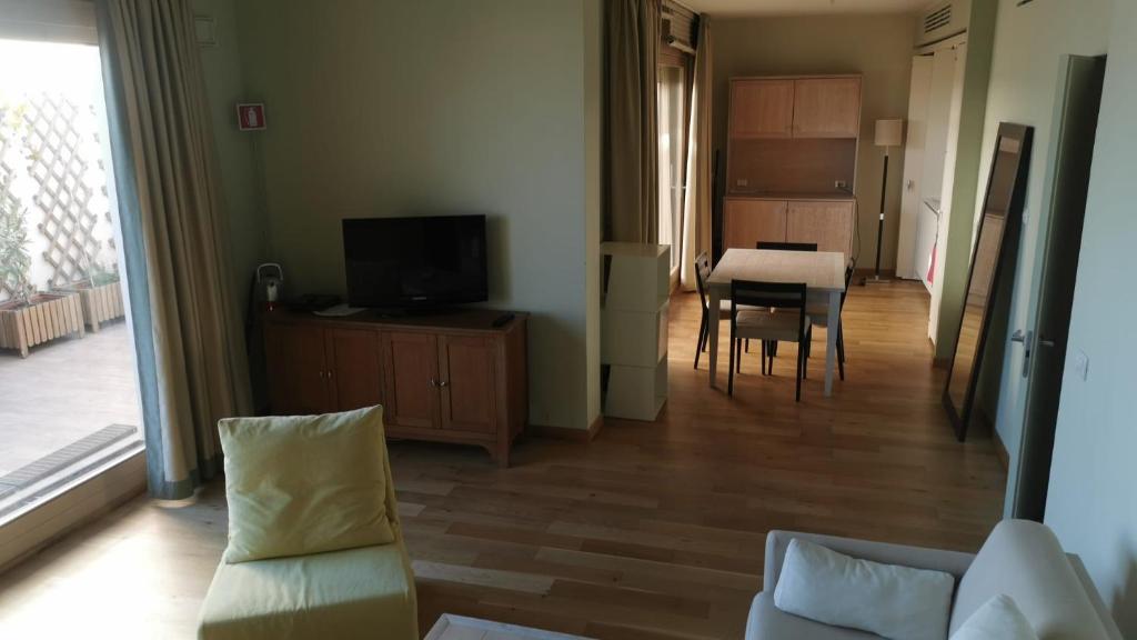 A television and/or entertainment centre at Appartamenti Vacanze Marina di Scarlino