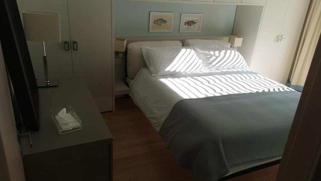 A bed or beds in a room at Appartamenti Vacanze Marina di Scarlino