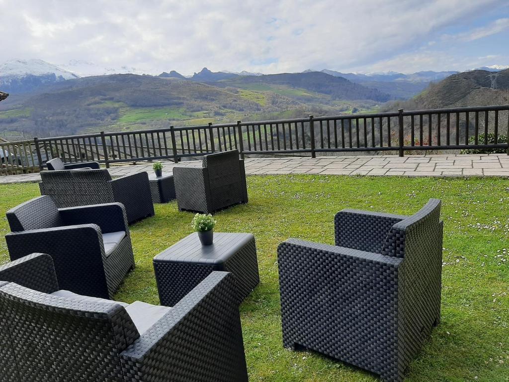 A general mountain view or a mountain view taken from a vendégházakat