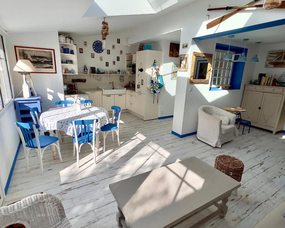- une cuisine et une salle à manger avec une table et des chaises dans l'établissement Petite maison de vacance très proches de la mer, à Saint-Malo