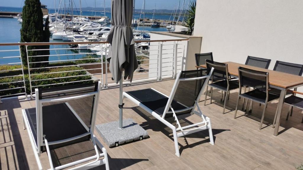 A balcony or terrace at Appartamenti Vacanze Marina di Scarlino