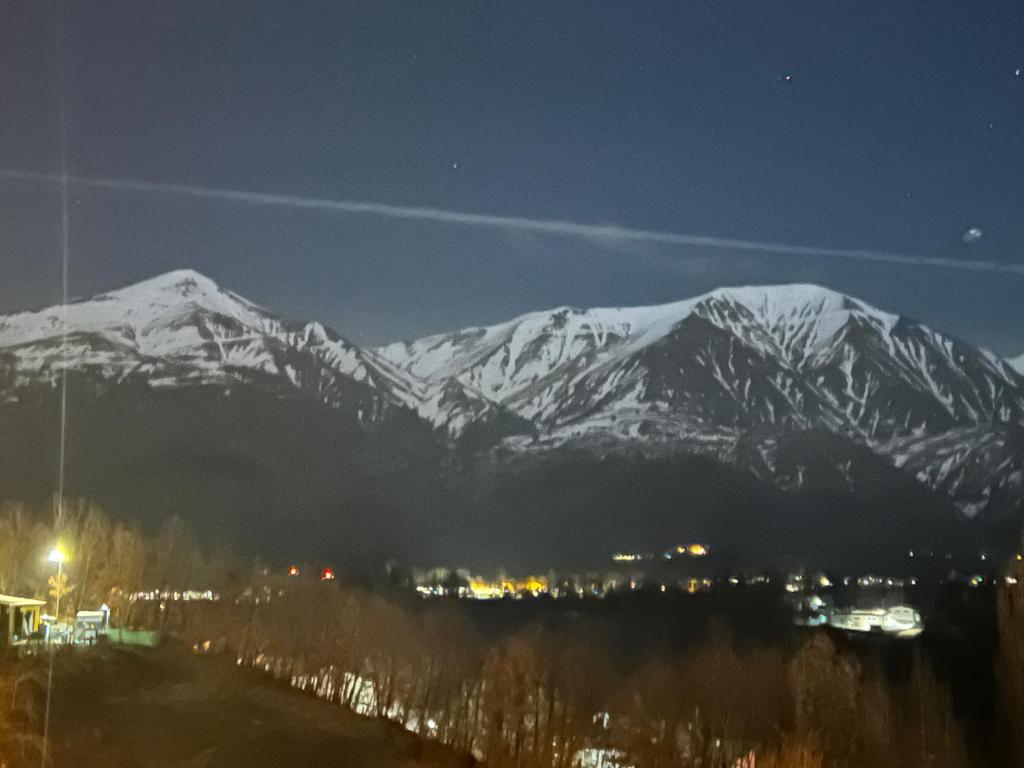 Nespecifikovaný výhled na hory nebo výhled na hory při pohledu z hotelu