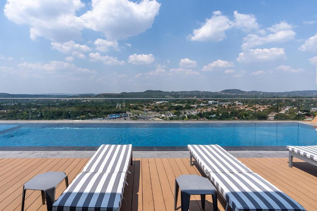 Bazén v ubytování Luxurious Menlyn Maine 1 Bedroom on 12th Floor with Stunning Views & No Load Shedding nebo v jeho okolí