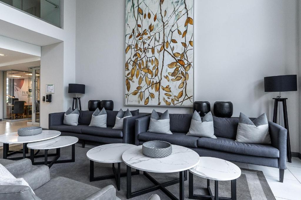 Posezení v ubytování Luxurious Menlyn Maine 1 Bedroom on 12th Floor with Stunning Views & No Load Shedding