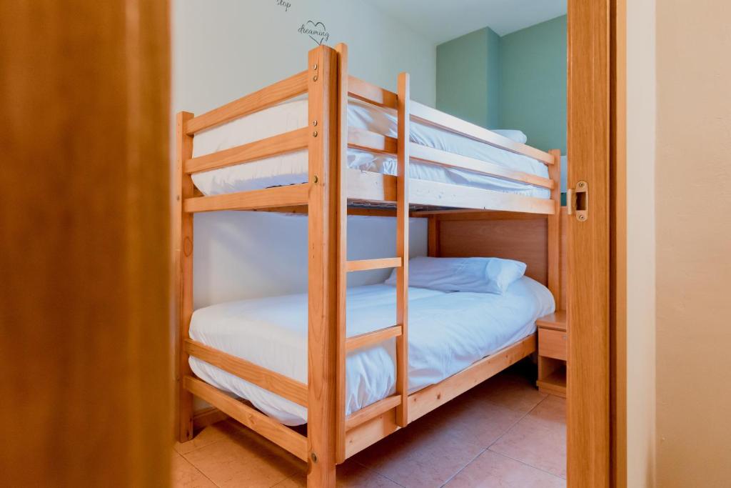 Postel nebo postele na pokoji v ubytování Pierre & Vacances Aparthotel La Tulipa