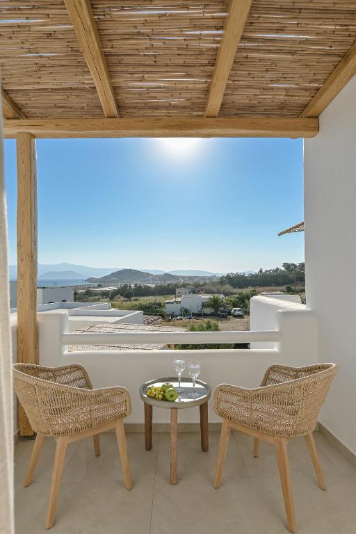 un balcone con tavolo e sedie e vista di Ruby of Naxos ad Agios Prokopios