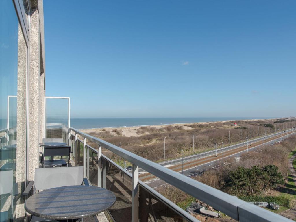 een balkon met een tafel en uitzicht op de oceaan bij Apartment Residentie Astrid-9 by Interhome in Bredene