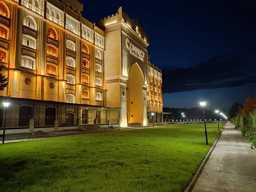 ein großes Gebäude mit einem Grasfeld davor in der Unterkunft CONNECT THERMAL HOTEL in Ankara