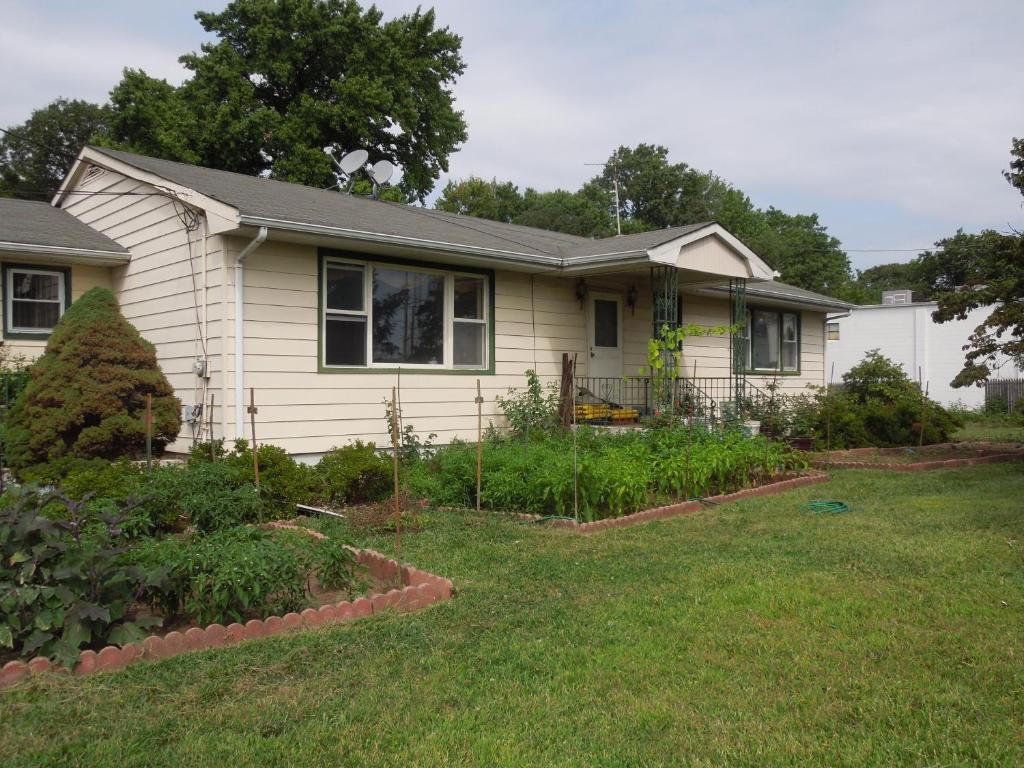 a house with a garden in front of it at Lees Motel in Edison