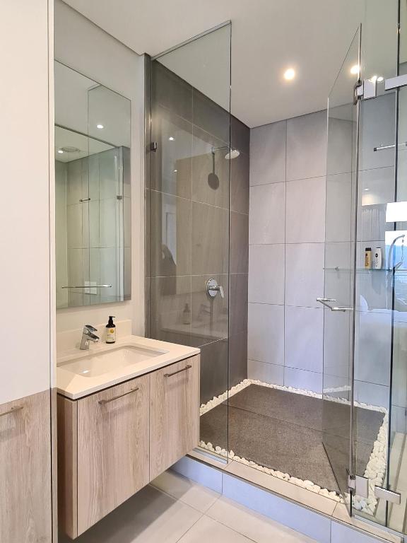 Koupelna v ubytování Luxurious Menlyn Maine 1 Bedroom on 12th Floor with Stunning Views & No Load Shedding