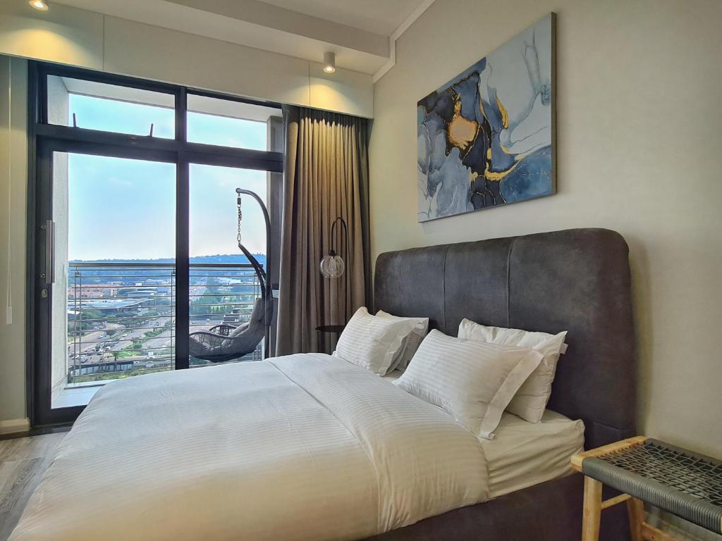 Postel nebo postele na pokoji v ubytování Luxurious Menlyn Maine 1 Bedroom on 12th Floor with Stunning Views & No Load Shedding
