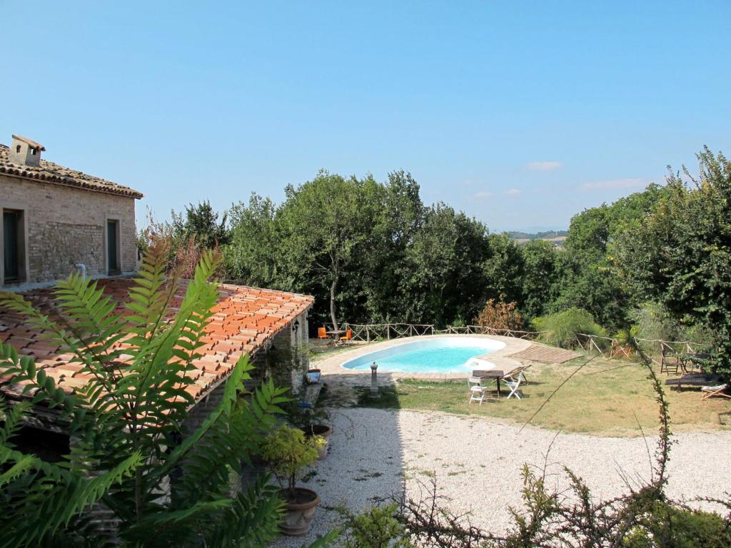 een uitzicht op een huis en een zwembad bij Apartment Casamare Gabicce-5 by Interhome in Castel di Mezzo