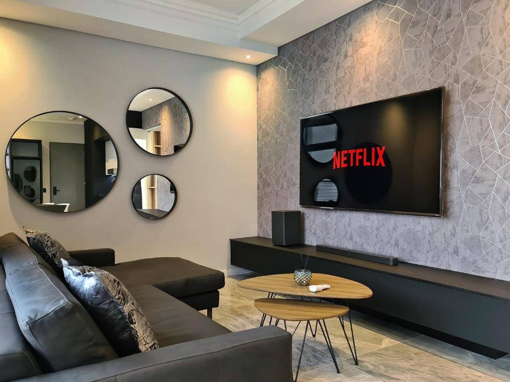 TV a/nebo společenská místnost v ubytování Luxurious Menlyn Maine 1 Bedroom on 12th Floor with Stunning Views & No Load Shedding