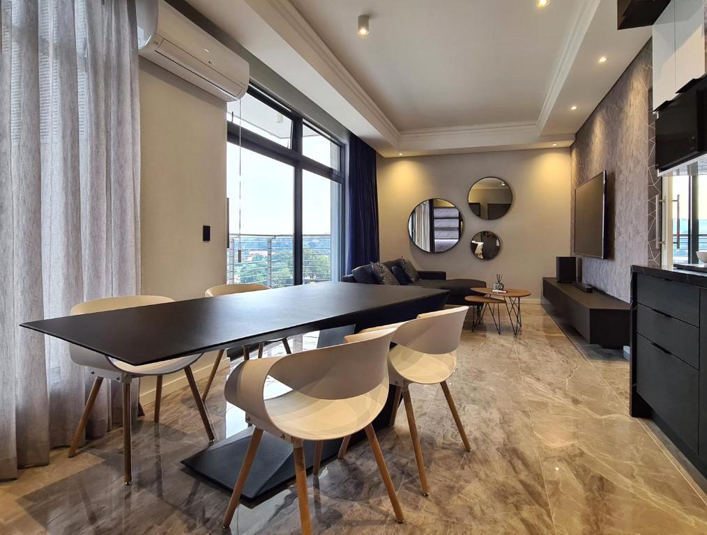 TV a/nebo společenská místnost v ubytování Luxurious Menlyn Maine 1 Bedroom on 12th Floor with Stunning Views & No Load Shedding