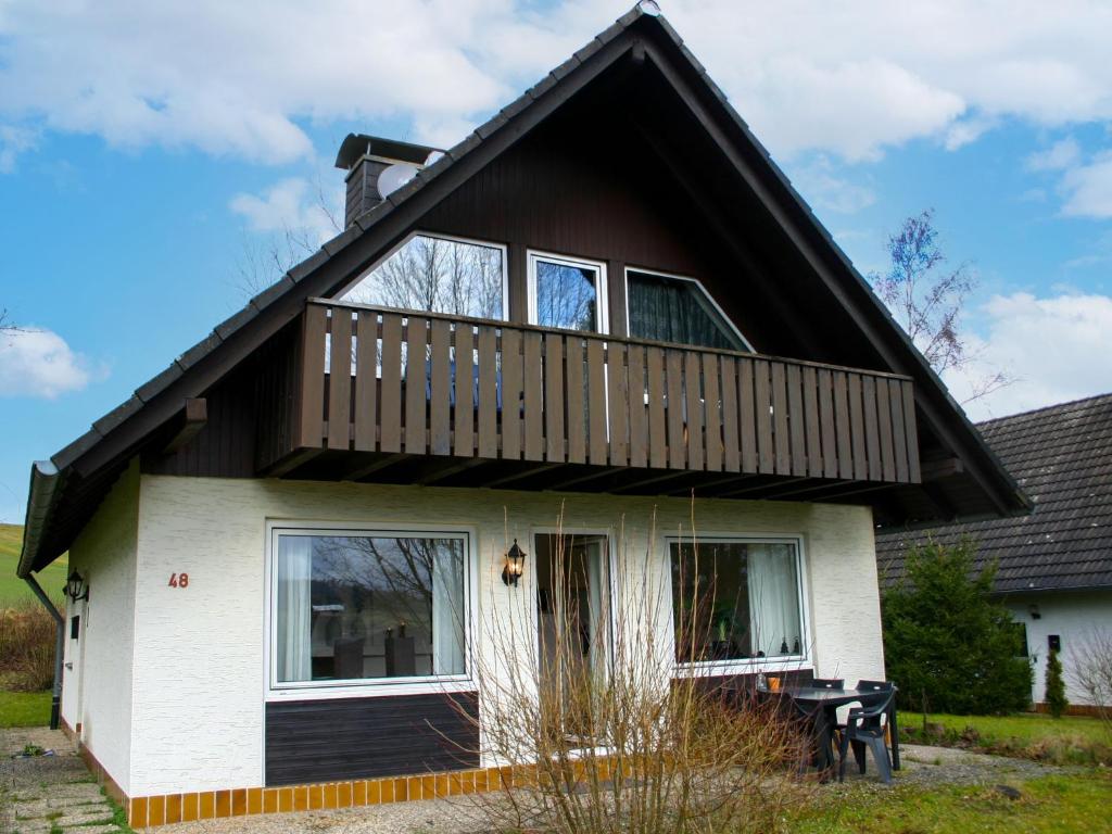 une maison avec un balcon au-dessus dans l'établissement Holiday Home Andrea by Interhome, à Hausen