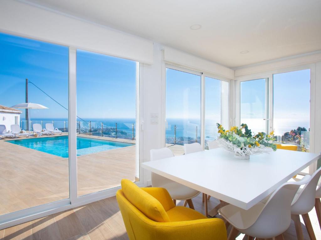 Bazén v ubytovaní Holiday Home Mediterraneo by Interhome alebo v jeho blízkosti