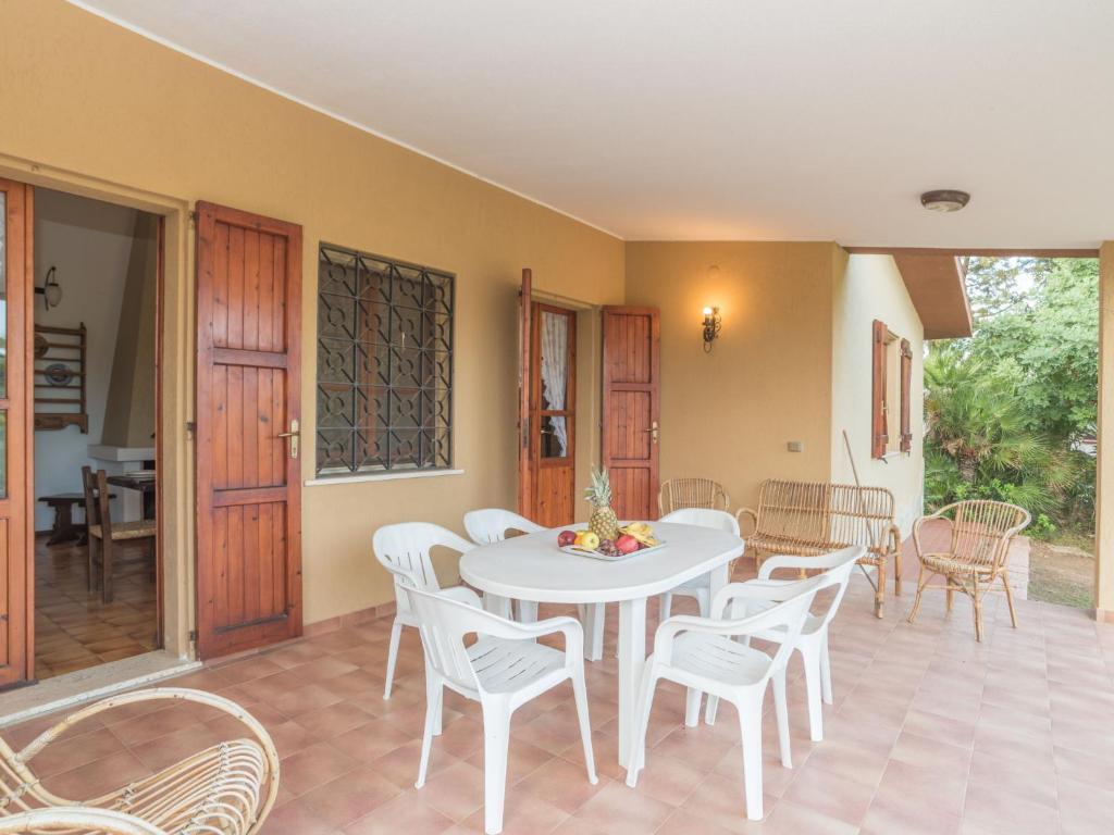 Patio alebo iná vonkajšia časť ubytovania Holiday Home Villa Monte Nai - REI420 by Interhome