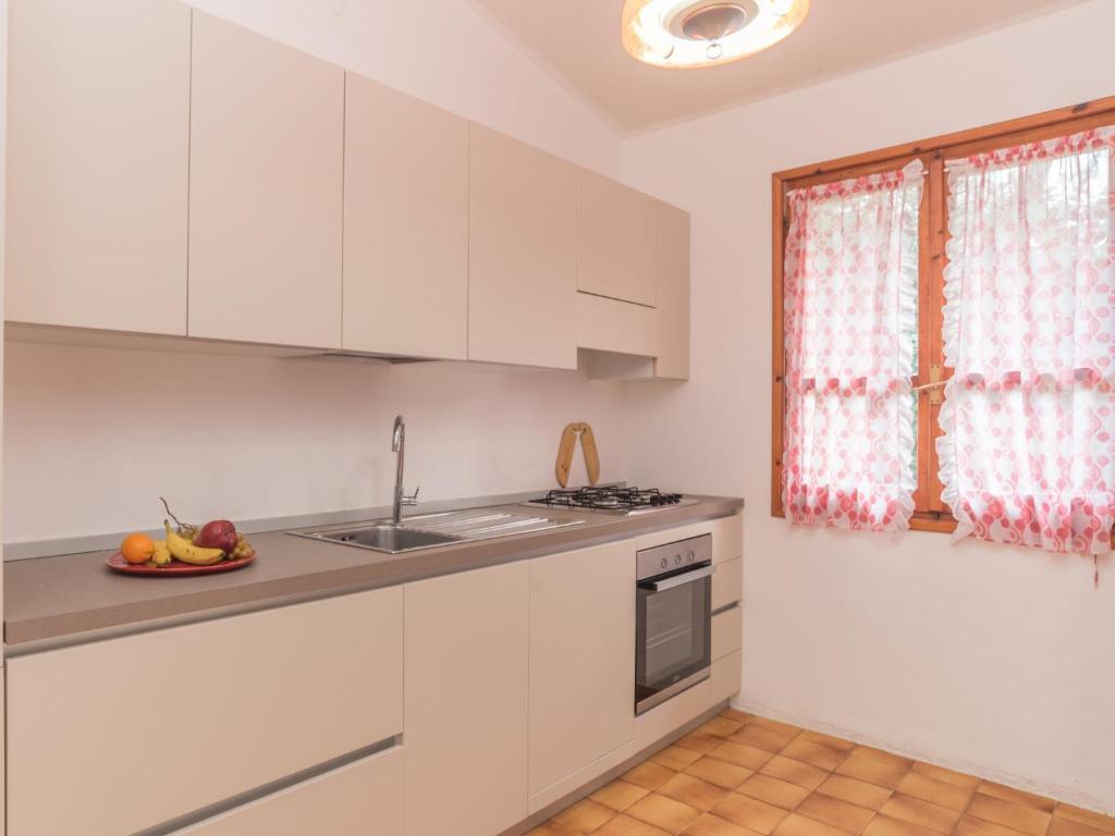 Kuchyňa alebo kuchynka v ubytovaní Holiday Home Villa Monte Nai - REI420 by Interhome