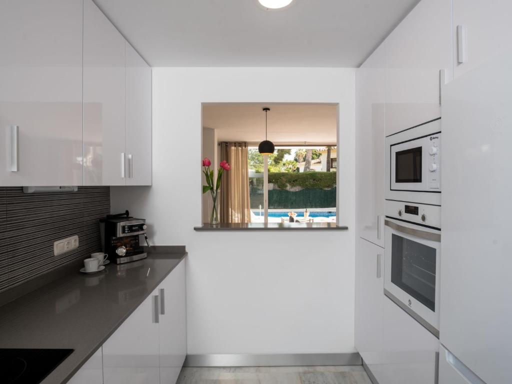 Kuchyňa alebo kuchynka v ubytovaní Holiday Home La Palmera by Interhome