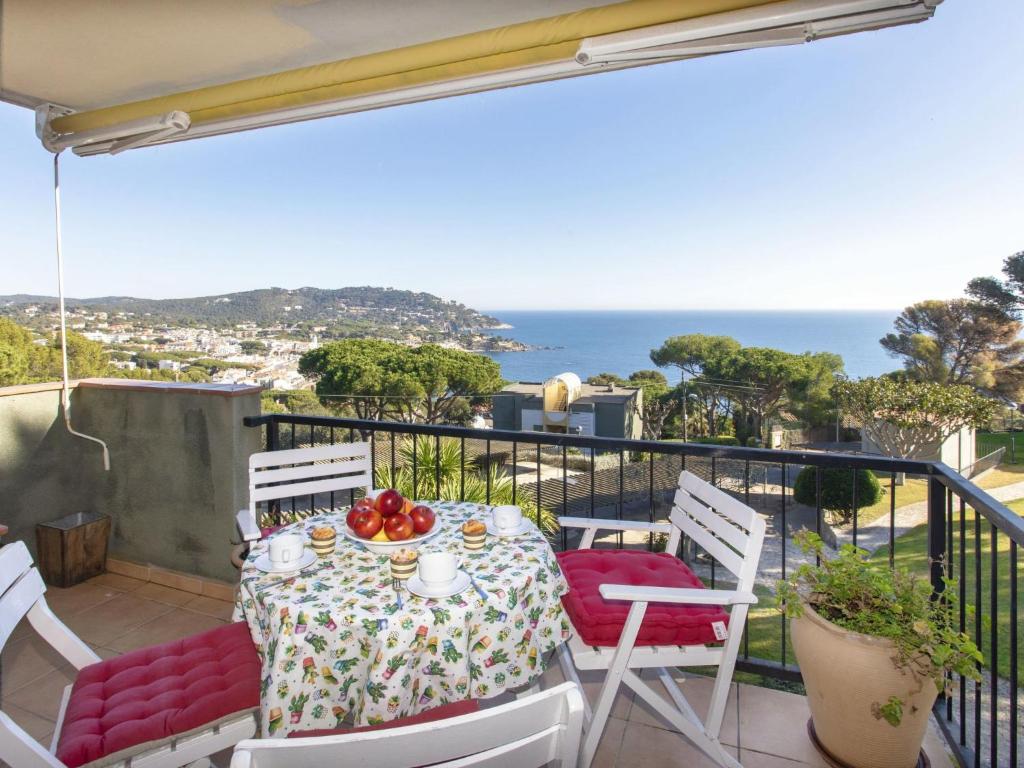 - une table sur un balcon avec vue sur l'océan dans l'établissement Apartment Chelo by Interhome, à Calella de Palafrugell