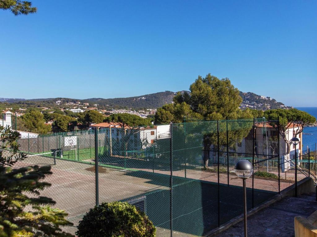 Tenis a/nebo squash v ubytování Apartment Chelo by Interhome nebo okolí