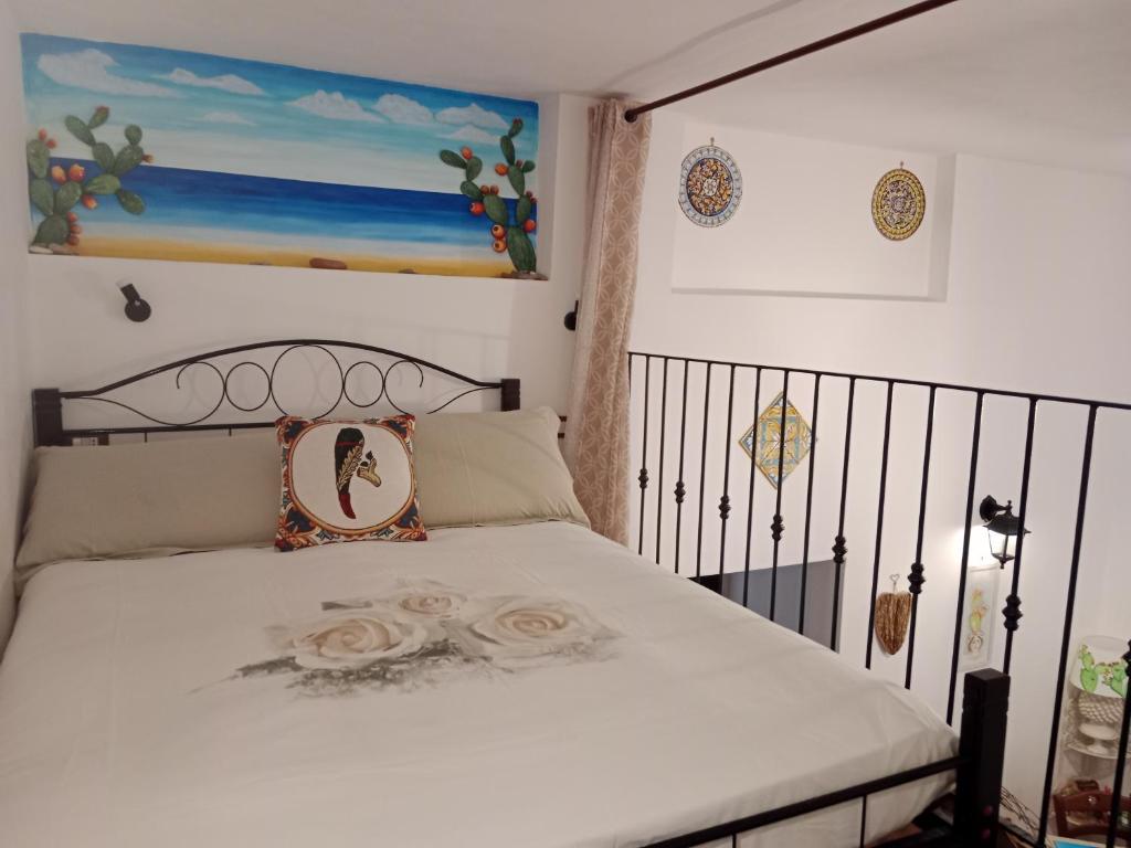 sypialnia z łóżkiem i obrazem na ścianie w obiekcie Casa Sicana w mieście Palermo
