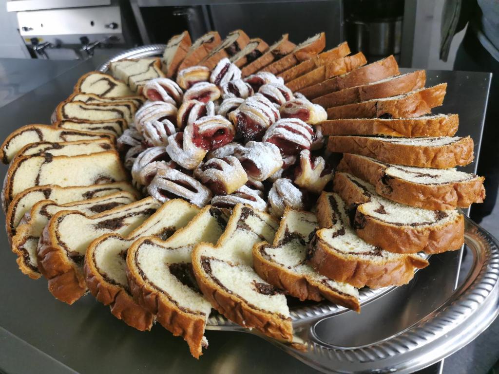 a bundt cake on a metal plate with at Pension Mama Cozonacilor in Bran