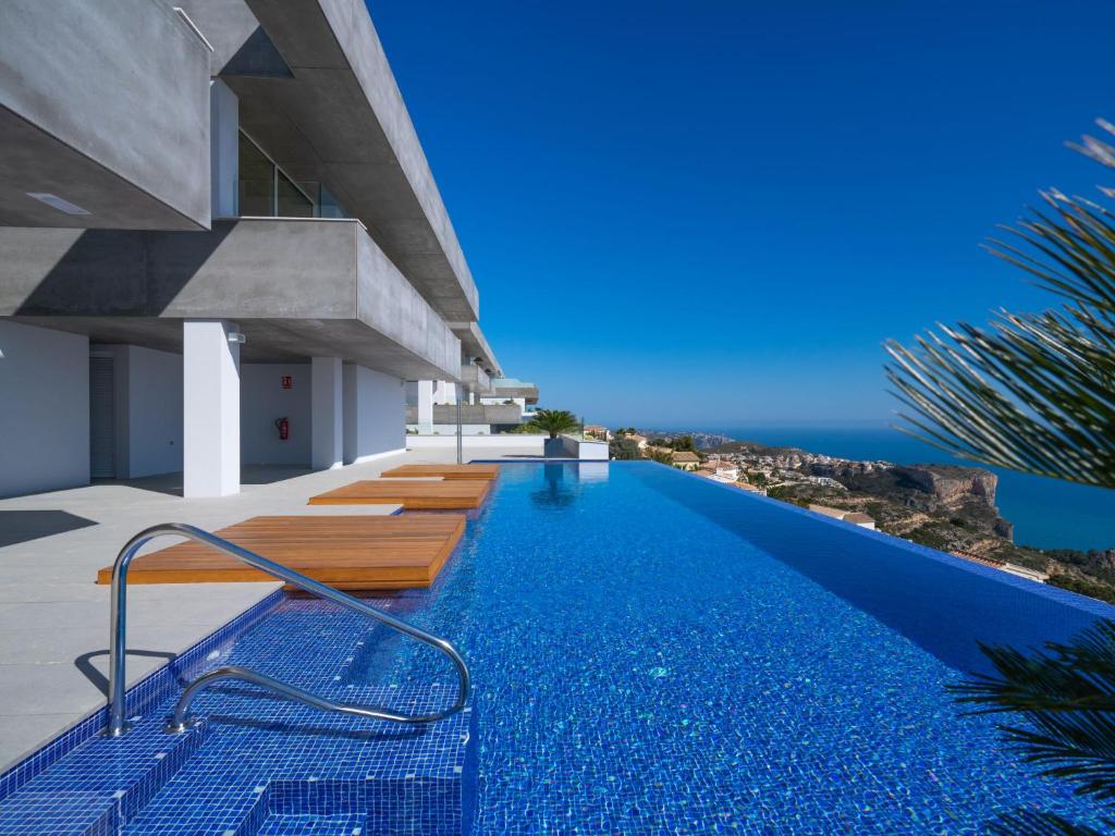 una piscina con vistas al océano desde una casa en Apartment Blue Infinity by Interhome, en Benitachell