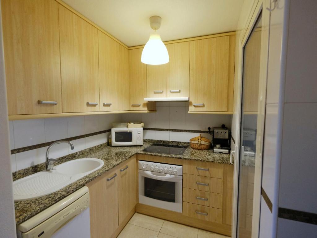 Kuchyňa alebo kuchynka v ubytovaní Apartment Residencial Mar I by Interhome