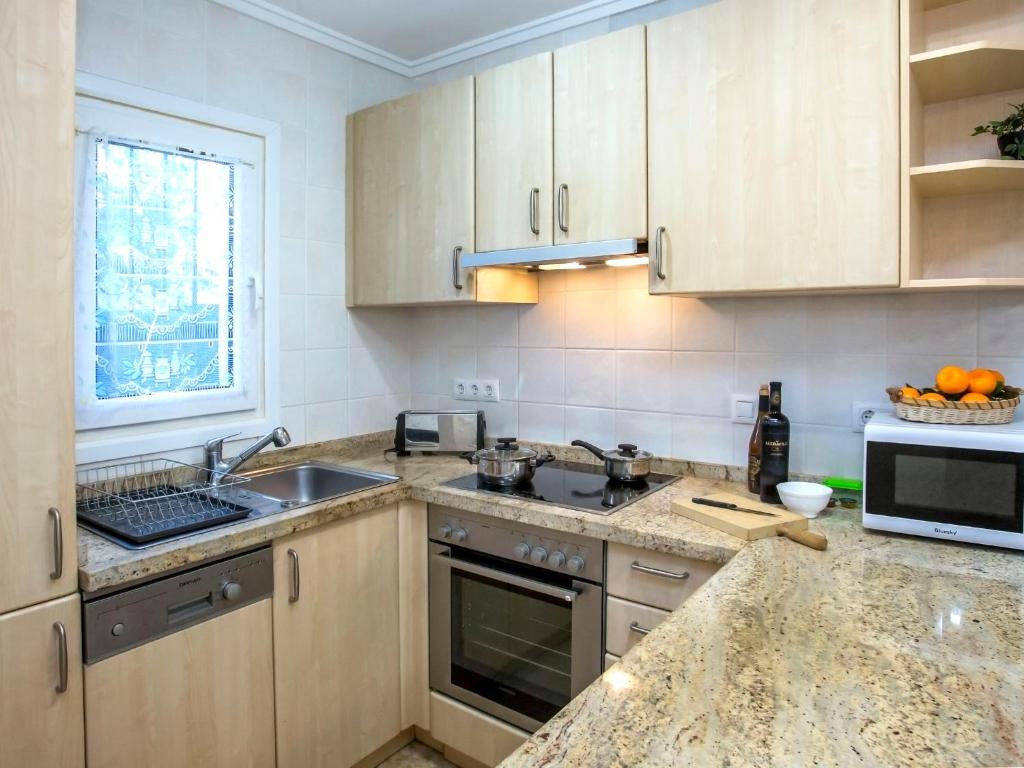 Kuchyňa alebo kuchynka v ubytovaní Holiday Home El Palmar-5 by Interhome