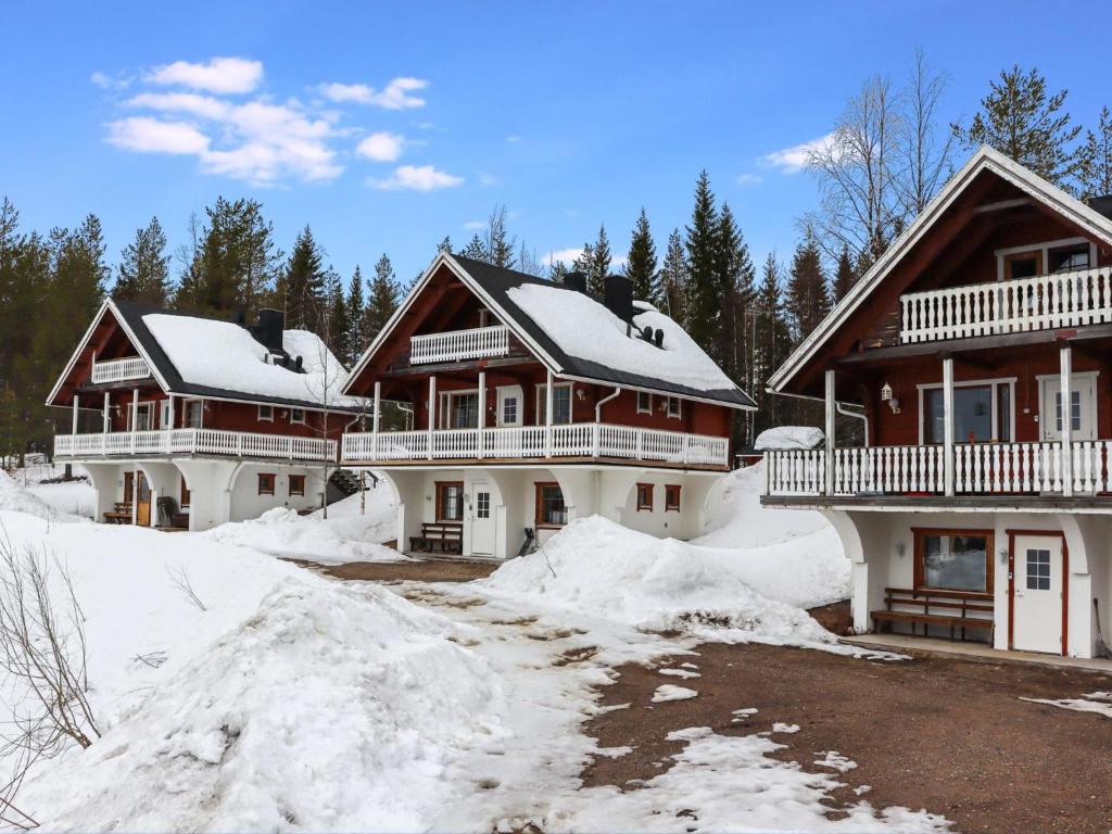 una casa con nieve delante en Holiday Home Alppikylä 4b paritalo by Interhome, en Hyrynsalmi