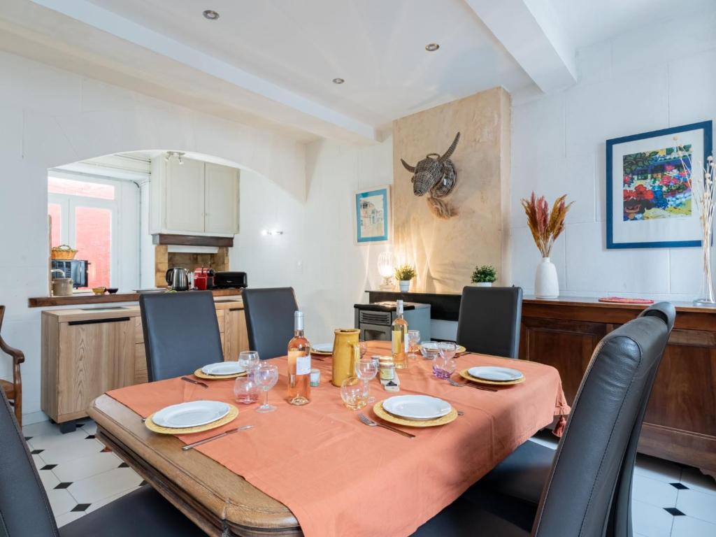 - une salle à manger avec une table et des chaises dans l'établissement Holiday Home La Maison Theaulon by Interhome, à Aigues-Mortes